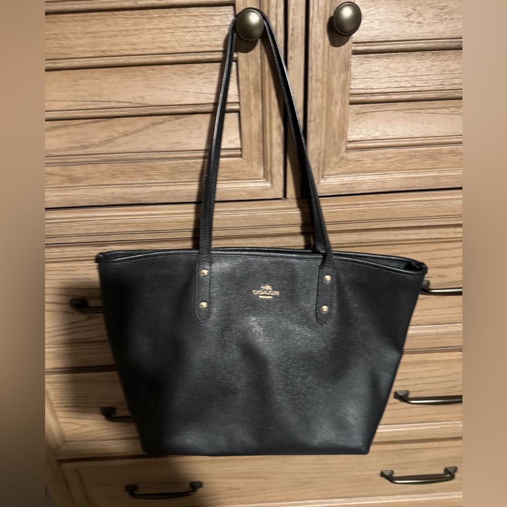 Black coach bag, no rips, very good condition